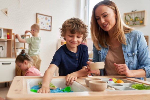 Actualité éducation montessori : les clés de l'autonomie en 2025